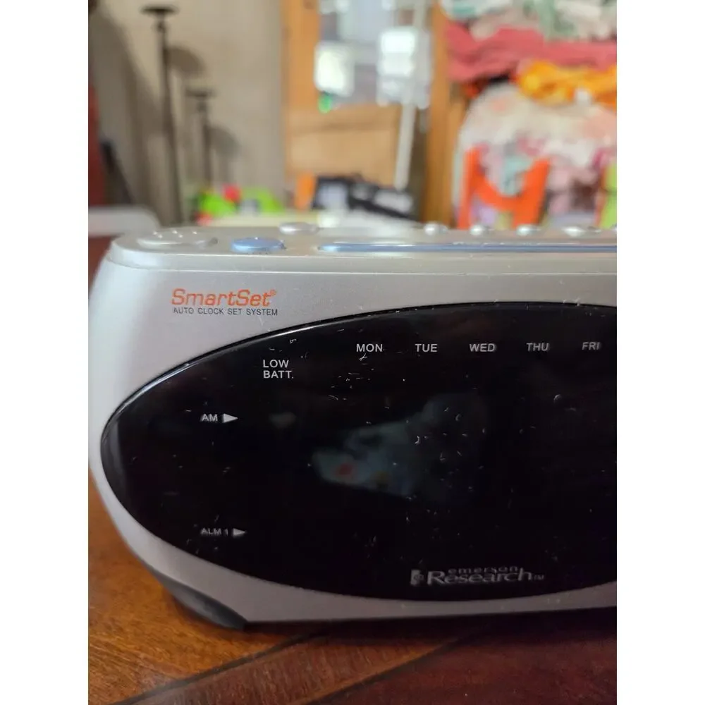 Emerson Research Smart Set Electric Clock AM/FM Radio Dual Alarm CKS1862 WORKS!!